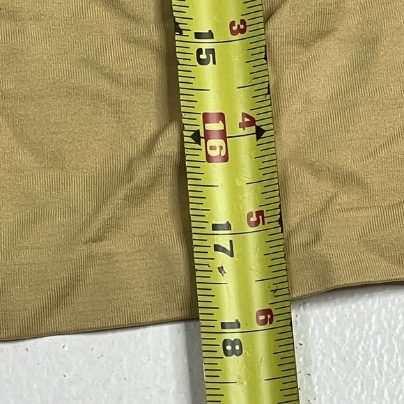 🚨 10 / $20 🚨 Body By Victoria Womens Size Medium Gold Studded Crop Tank Top - Picture 8 of 12